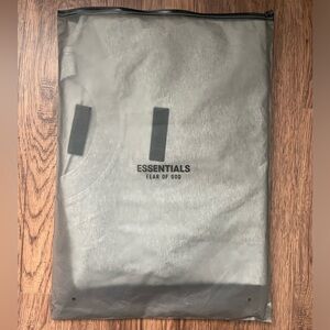 FEAR OF GOD ESSENTIALS CREWNECK TSHIRT